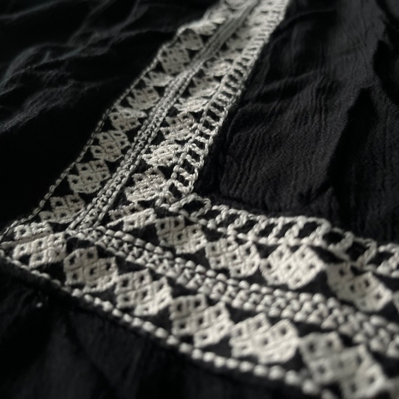 Dex Embroidered Black and White Peasant Top - Picture 4 of 5